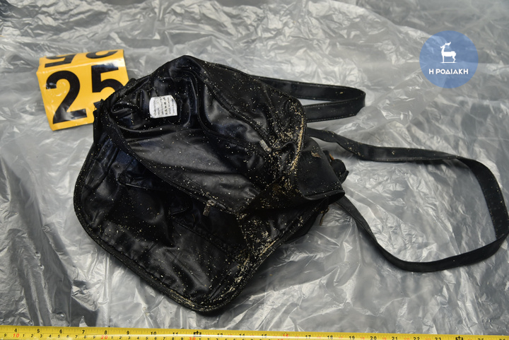 Η τσάντα της Ελένης Τοπαλούδη η οποία βρέθηκε πεταμένη στην παραλία «Φώκια» όπου την πέταξαν οι δράστες.
