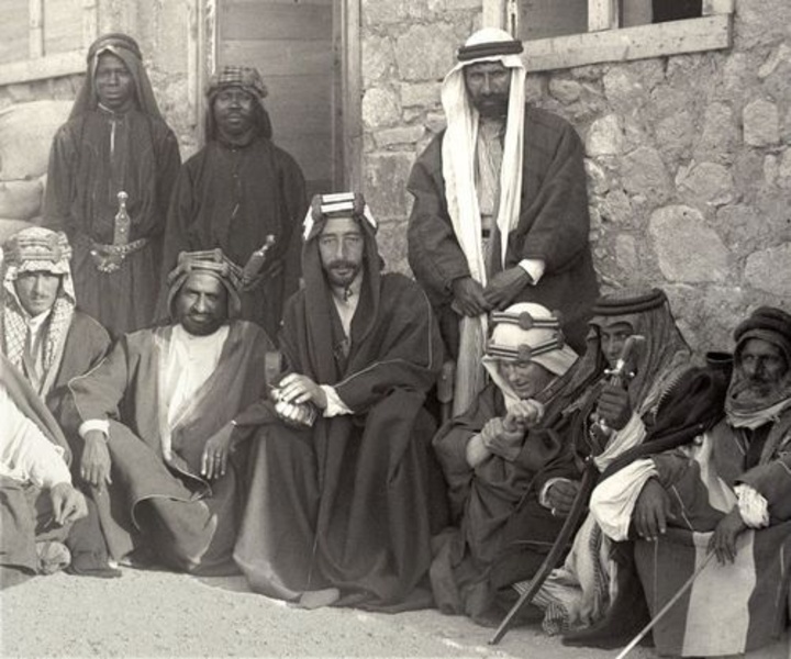 Ο Λώρενς της Αραβίας καθήμενος πρώτος αριστερά, ο Φαϋζάλ, πατέρας της πριγκίπισσας Αζζά, με συνεργάτες τους κατά την κατάληψη της Άκαμπα, τον Ιούλιο 1917