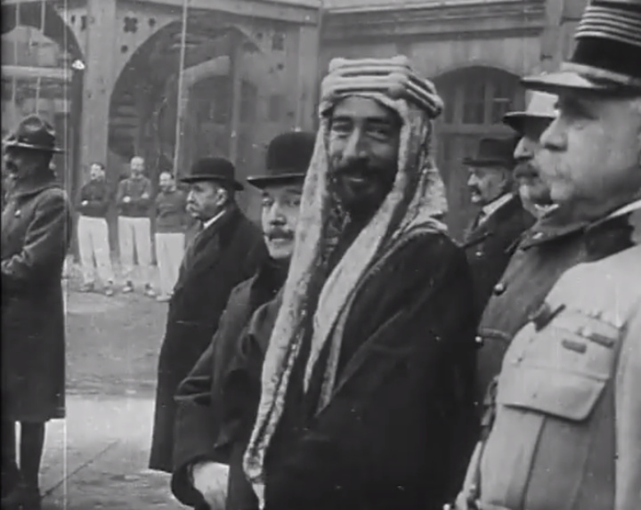 Ο βασιλιάς Φαϋζάλ, πατέρας  της Αζζά, στη Διάσκεψη  της Ειρήνης, το 1919