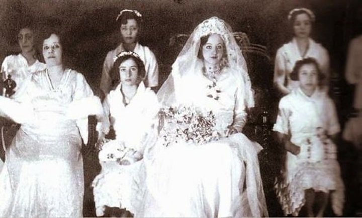 Η βασίλισσα μετά βασιλομήτωρ Huzeima, με τις κόρες της.   Η Αζζά δεύτερη όρθια  από αριστερά