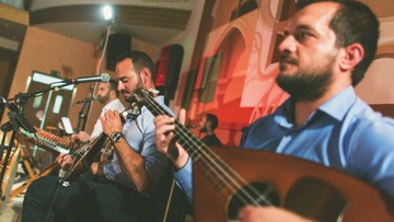 Ο Στράτος Τσιρακάκης  στην αποκριάτικη χοροεσπερίδα  του 4ου Λυκείου Ρόδου