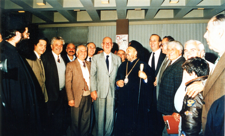 O τέως Μητροπολίτης Ρόδου Απόστολος Διμέλης, στο κέντρο ο Γιάννης Ζίγδης  και δεξιά του ο Κυριάκος Ι. Φίνας. Οι υπόλοιποι των παραγωγικών τάξεων  που συμμετείχαν στην εκδήλωση για το ΦΠΑ.