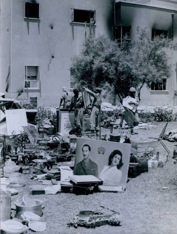 Από τις λεηλασίες των ανακτόρων στη Βαγδάτη, μετά το στρατιωτικό  πραξικόπημα του 1958 