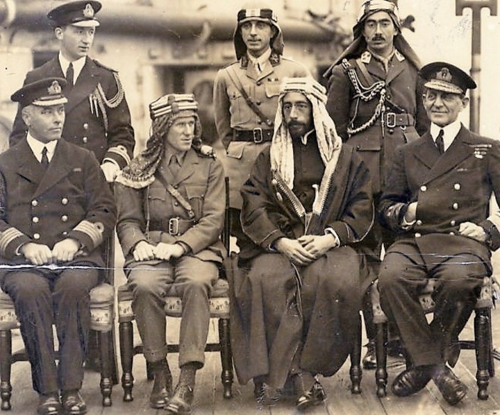 Ο Λώρενς της Αραβίας με τον Εμίρη Φαϋζάλ, πατέρα της πριγκίπισσας, φωτογραφούμενοι επί του πλοίου που τους μετέφερε, με τα επιτελεία τους, στη Σκωτία το Δεκέμβριο 1918.