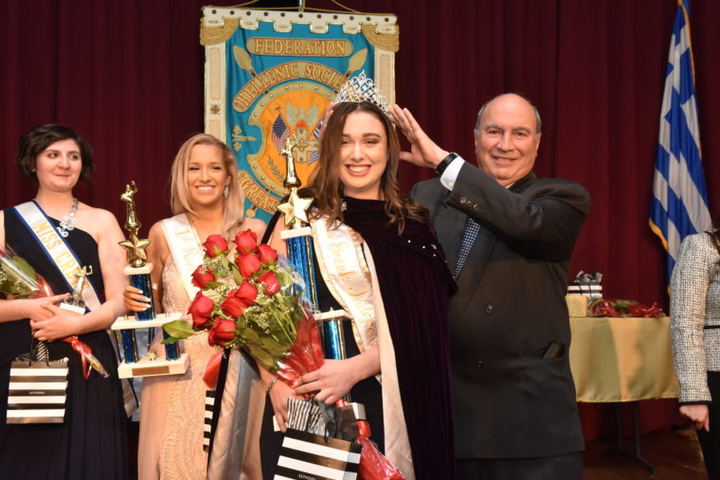 Ο πρόεδρος της Ομοσπονδίας Ελληνικών Σωματείων Μείζονος Νέας Υόρκης, Κλεάνθης Μεϊμάρογλου, με τη Μις Ελληνική Ανεξαρτησία 2019, Αλεξάνδρα - Κατερίνα Βολωνάκη. Διακρίνονται η Ζωή Σαλμπούδη - Ραπ και η Χρυσούλα Σμαραγδά.  (Φωτογραφία: Εθνικός Κήρυξ/Κώστας Μπέη) 
