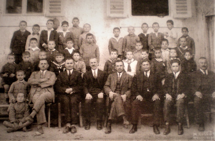 Μαθητές της Αστικής Σχολής στο μεσοπόλεμο. Διακρίνεται  δεύτερος από αριστερά ο Λαογράφος μας Αναστάσιος Βρόντης, στο κέντρο ο διευθυντής Ιωάννης Αποστόλου  και πρώτος δεξιά ο δάσκαλος Φιλήμων Γιαμαλής 