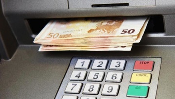 Δύο γυναίκες βρήκαν 900 ευρώ που ξέχασε συνταξιούχος σε ΑΤΜ τράπεζας!