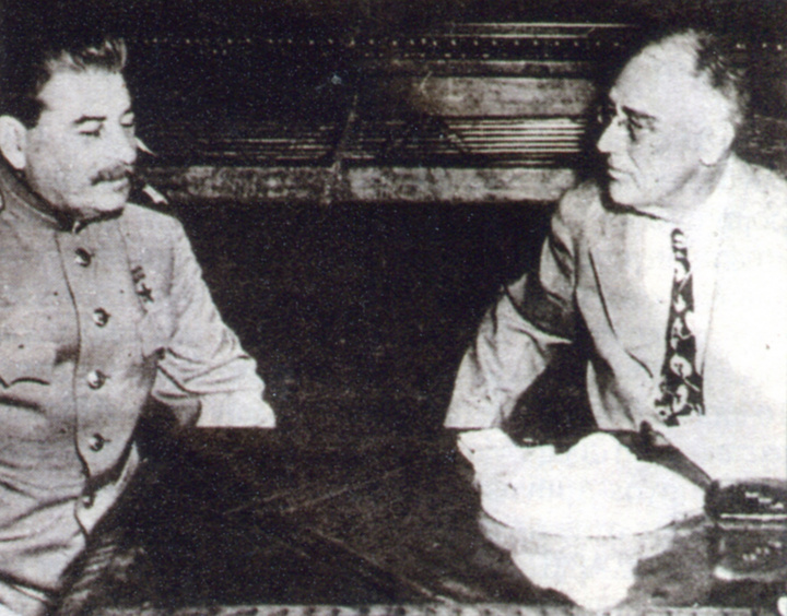 Ο σοβιετικός ηγέτης Ιωσήφ Στάλιν και ο πρόεδρος  Φραγκλίνος Ρούζβελτ σε κάποιο διάλειμμα της Συνόδου