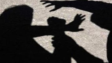 Ξυλοκόπησε την έγκυο σύντροφό του με αποτέλεσμα να πεθάνει το ένα βρέφος
