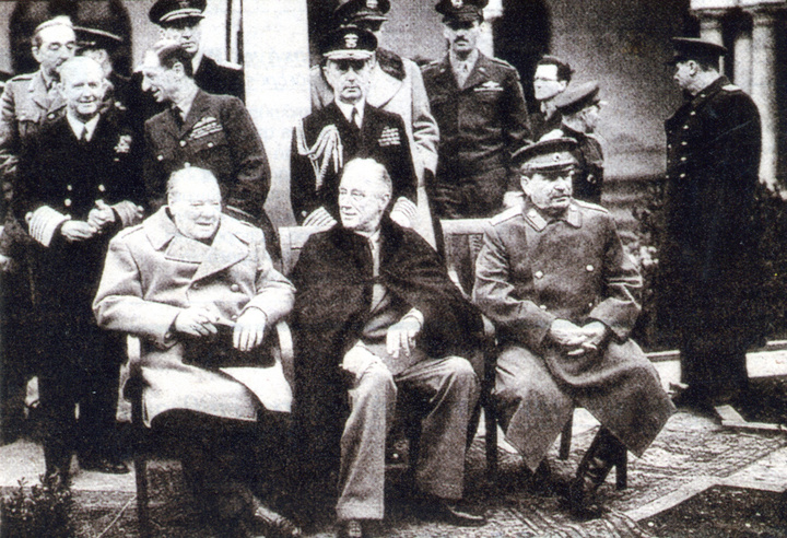 Οι τρεις «μεγάλοι» (από αριστερά προς δεξιά): Ουίνστον Τσώρτσιλ, Φραγκλίνος Ρούζβελτ και Ιωσήφ Στάλιν,  στην περίφημη «οικογενειακή» φωτογραφία τους  στο ρωσικό θέρετρο της Γιάλτας.
