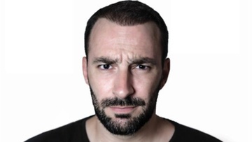 Ο Γιώργος Χατζηπαύλου επιστρέφει με νέα stand-up comedy στη Ρόδο