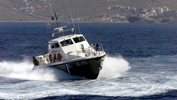 Επτά τραυματίες σε τουριστικό σκάφος στην Κάρπαθο που έπεσε σε κυματισμό