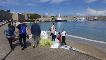 Μέλη πληρώματος κρουαζιερόπλοιου και τουρίστες  μάζεψαν σκουπίδια από το λιμάνι της Ρόδου