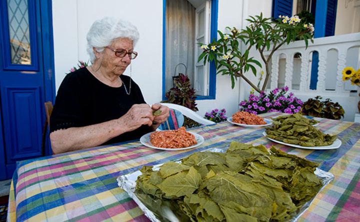Τα ντολμαδάκια της Κάσου φτιάχνονται κατά χιλιάδες από τις γυναίκες για το πανηγύρι. (Φωτογραφία: ΚΛΑΙΡΗ ΜΟΥΣΤΑΦΕΛΛΟΥ)