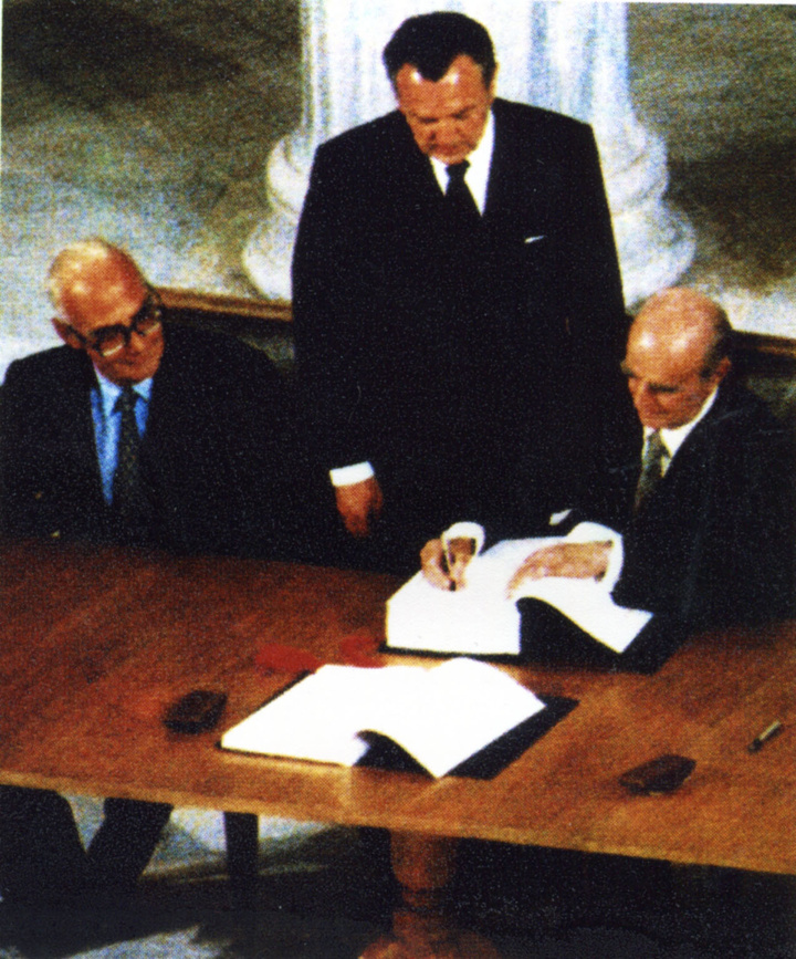 Στη φωτογραφία ο Κ. Καραμανλής υπογράφει την  ιστορική Συμφωνία της 28ης Μαΐου 1979, με την οποία  η Ελλάδα έγινε το δέκατο μέλος της ΕΟΚ