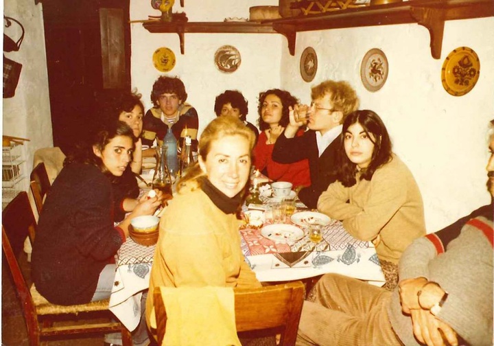 Ο Χρήστος Ζαμπούνης σε νεαρή ηλικία (στην κεφαλή του τραπεζιού στο βάθος), κατά το πρώτο του ταξίδι στην Πάτμο, το Πάσχα του 1979.