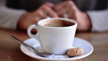 Η πολλή κατανάλωση  καφέ και τσαγιού συνδέεται με αυξημένο κίνδυνο  για καρκίνο του πνεύμονα