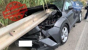 Συγκλονιστικό τροχαίο στη Ρόδου -Λίνδου: Προστατευτικό κιγκλίδωμα διαπέρασε αυτοκίνητο! 