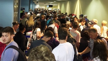 Εικόνες ντροπής στο αεροδρόμιο της Ρόδου