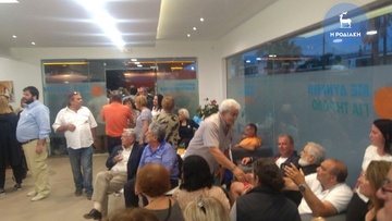 Ξεκίνησαν οι πανηγυρισμοί στο εκλογικό κέντρο του Αντώνη Καμπουράκη στη Ρόδο