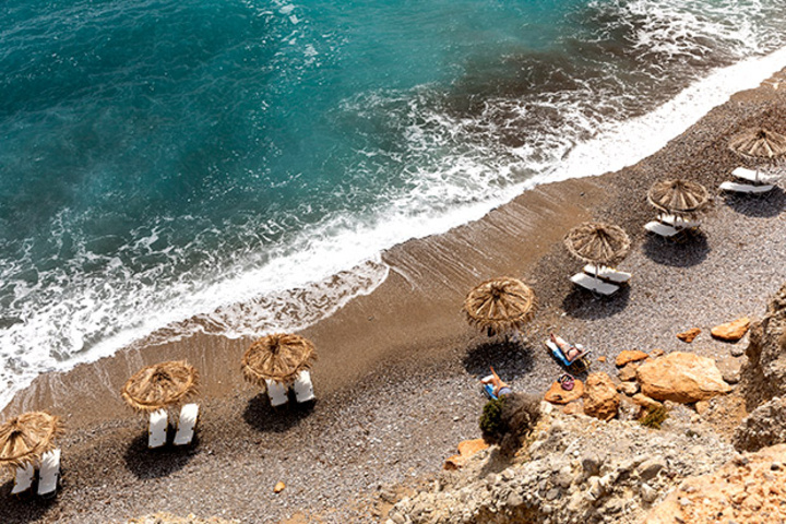 Το Αράκι είναι παραλία ιδανική για βιβλιοφάγους που αναζητούν ησυχία. (Φωτογραφία: ΝΙΚΟΛΑΣ ΜΑΣΤΟΡΑΣ)