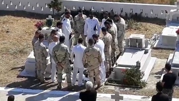 Σε κλίμα συγκίνησης  η κηδεία του άτυχου βατραχανθρώπου στην Κάρπαθο (βίντεο)