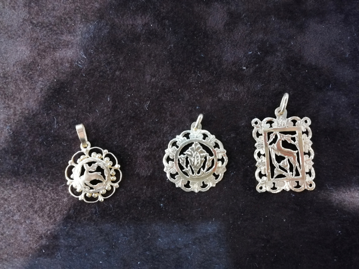 Παραδοσιακά χειροποίητα χρυσά κοσμήματα με το Ρόδον και το Ελάφι της Ρόδου, που έχει φτιάξει ο κ. Βασίλης Χρυσοχός και για τα οποία απαιτείται ειδική τεχνική