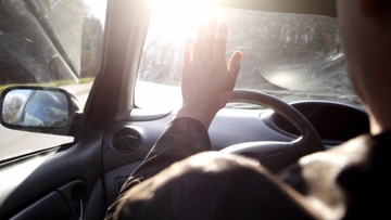 Καύσωνας και οδήγηση στο αυτοκίνητο: Κίνδυνος υγείας από τα τζάμια