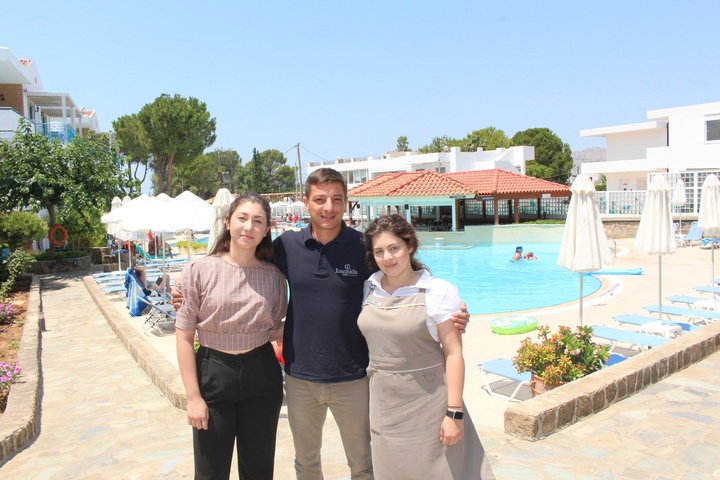 Οι σπουδάστριες του Hotel  Management με τον FnB κ. Ασπράκη  Ξενοφών στο  Ioannides  Group Hotels