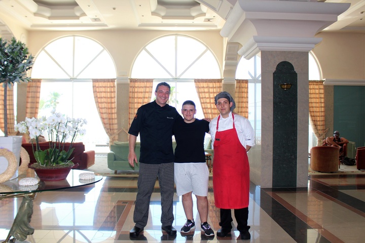 Οι σπουδαστές από το ΙΕΚ Μαγειρικής  και Ζαχαροπλαστικής με τον executive chef  κ. Κότση Θανάση στο ξενοδοχείο Palladium