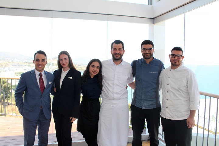 Οι σπουδαστές  από τα τμήματα Hotel Management, Μαγειρικής και  Ζαχαροπλαστικής με τον chef  κ.Πλατέλα και  τον pastry chef  κ. Χατζησάββας  στο Lindos Mare Lindos Blu