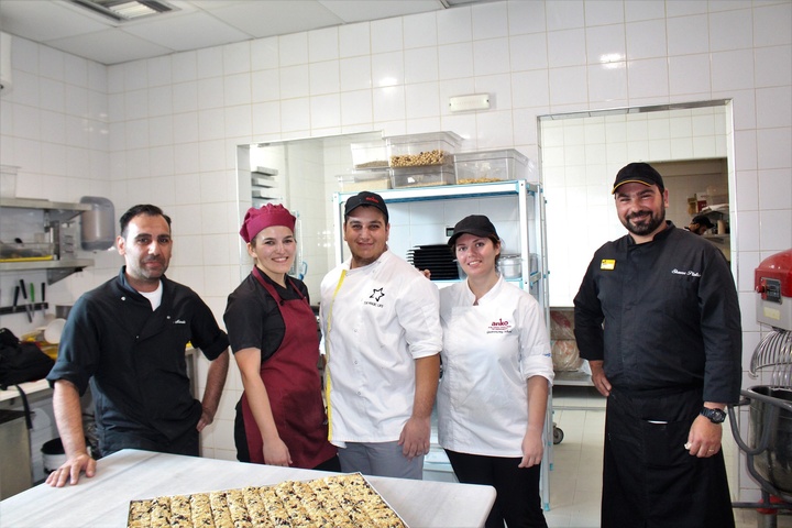 Οι σπουδαστές από το ΙΕΚ Ζαχαροπλαστικής με τον chef κ. Μανάκη και τον pastry chef κ.Πλάτση στο Atlantica Magic Life