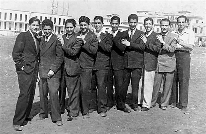 Ομάδα νεαρών  διασωθέντων Εβραίων της Ρόδου στην Ιταλία  λίγους μήνες  μετά την  απελευθέρωσή τους. Τρίτος από αριστερά ο Βίκτορ Χασσόν