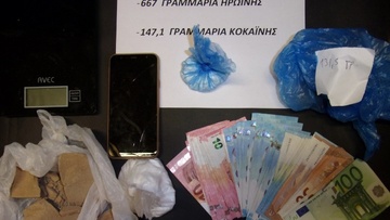 Ισχυρίζεται ότι κατείχε την ηρωίνη  και την κοκαΐνη για δική του χρήση 