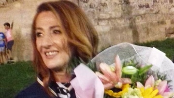 Χήρα στα 21 της χρόνια, με αναπηρία στο χέρι κι ένα μωρό και γιαγιά με πτυχίο στα 50 της!