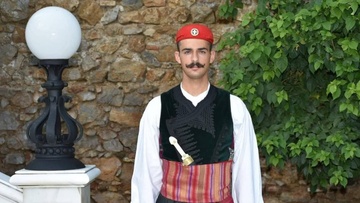 Ο «βρακοφόρος του Αιγαίου» στο προεδρικό Μέγαρο