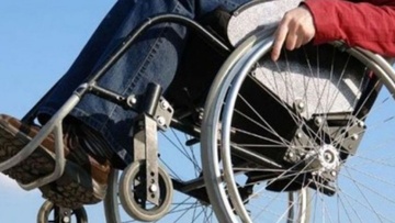 Φωνή απόγνωσης από τον Τηλιακό  που έπεσε στη θάλασσα  με το αναπηρικό του αμαξίδιο