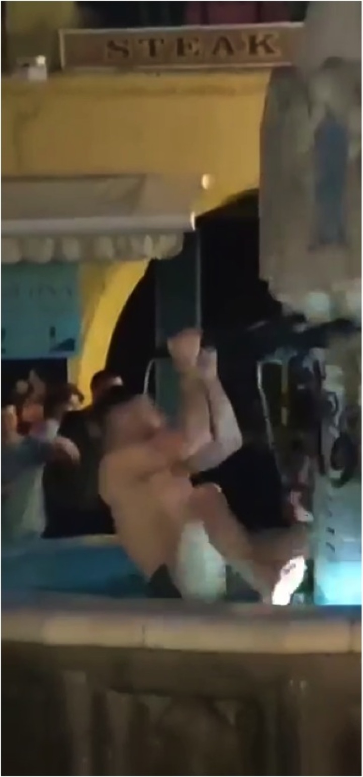Ρόδος: Τουρίστες ξεγυμνώθηκαν και έκαναν μπάνιο σε σιντριβάνι (pics & vid)