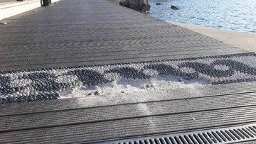 Χρειάζεται άμεση αποκατάσταση το ψηφιδωτό στον ξύλινο πεζόδρομο της Ρόδου