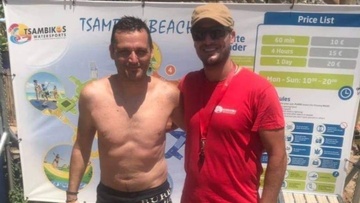 Ο πρωταθλητής Ευρώπης Βασίλης Λάκης στην παραλία της Τσαμπίκας