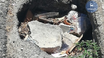 Λακκούβα - παγίδα - κάλαθος σκουπιδιών: Τρία σε ένα σε δρόμο της Ρόδου!