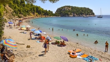 Ελληνικός τουρισμός: Αυξημένη κατά 16% η μέση δαπάνη ανά ταξίδι το α’ εξάμηνο