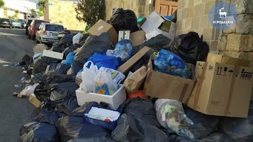 Τα σταθμευμένα  οχήματα φταίνε για τα σκουπίδια στη Λίνδο
