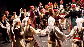 Ένα μοναδικό υπερθέαμα με παραδοσιακούς χορούς στη Ρόδο