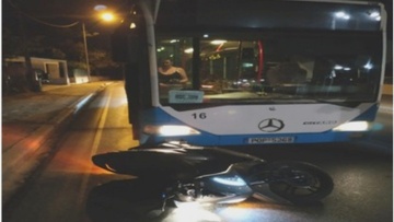 Μπήκε κάτω από το λεωφορείο η μηχανή του αλλά σώθηκε επειδή φορούσε κράνος