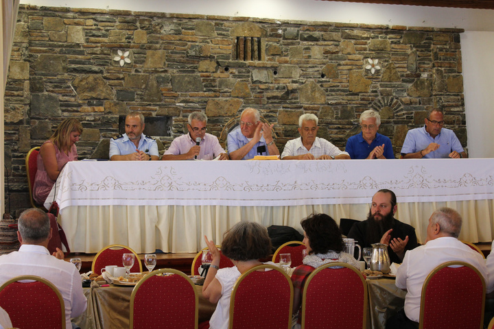 Ο Βασίλειος Νοταράς καλωσορίζει τους παρευρεθέντες. Από αριστερά: Σοφία Καταγά, Lorenzo Amodio, Βασίλειος Νοταράς, Μανώλης Κασσώτης, Θεοχάρης Χαροκόπος, Massimo Memola, Gioacchino Memola.