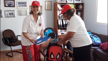 Σχολικά είδη, τρόφιμα και ιματισμός από τον Ερυθρό Σταυρό Ρόδου για τους οικονομικά αδύναμους