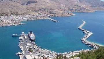 Ρυμούλκηση τουριστικού σκάφους στο λιμάνι Καλύμνου λόγω βλάβης
