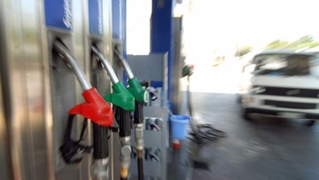 Μεταφορικό ισοδύναμο: Αλαλούμ και χάος με τα πρατήρια στα νησιά