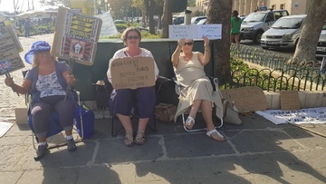 Διαμαρτυρία Βρετανίδων που ζουν στη Ρόδο για το...Brexit